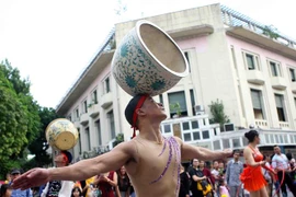 杂技艺术游行为河内市民献上精彩的杂技表演