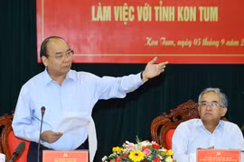 阮春福总理与昆嵩省领导举行工作会议