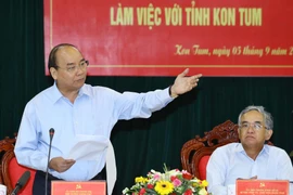 阮春福总理与昆嵩省领导举行工作会议