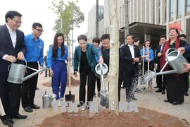 阮氏金银参加在国会大厦周围进行的羊蹄甲树植树活动