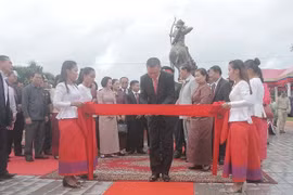 越柬友谊纪念碑在柬埔寨白马市竣工