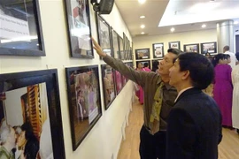 越古友好团结情谊图片展开幕