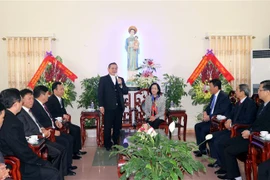 2018年圣诞节：张氏梅看望慰问天主教裴朱教区主教座堂神职人员