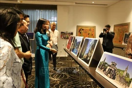 越南磨漆画和摄影作品亮相澳大利亚