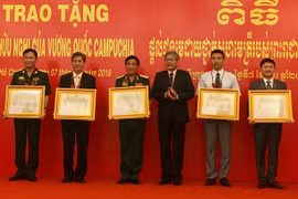 越南集体和个人荣获柬埔寨王国授予的友好合作勋章