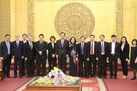 日本共产党代表团赴宁平省考察