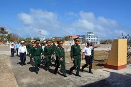 越共中央军委和国防部工作代表团看望慰问长沙岛和DK1海上高脚屋军民