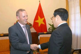 越南政府副总理兼外交部长范平明会见英国驻越大使