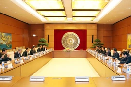 越共中央组织部部长范明正会见日本首相特使