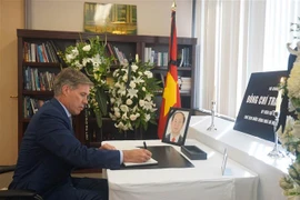 越南驻各国大使馆为陈大光主席举行吊唁仪式并设吊唁簿