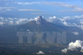 菲律宾马荣火山濒爆发 上万居民紧急疏散