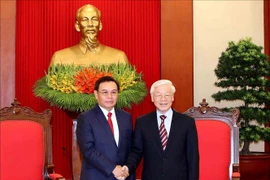 阮富仲会见老挝建国阵线中央委员会代表团