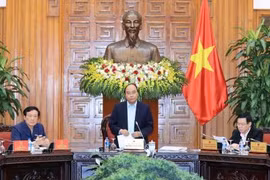 越南政府总理阮春福与最高人民法院举行工作会议。（图片来源：越通社）