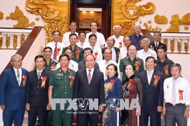 阮春福总理会见打击美国侵略者老少年代表团