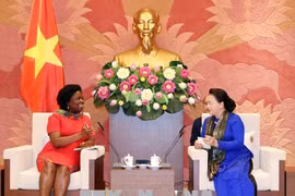 阮氏金银会见世界银行东亚与太平洋地区副行长维多利亚·克瓦