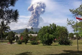 遭地震和海啸袭击后印尼苏拉威西岛再遇火山爆发