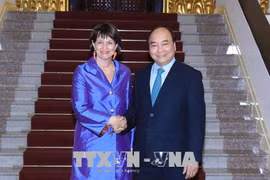 政府总理阮春福会见瑞士环境、交通、能源和电信部部长