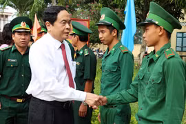 越南祖国阵线中央委员会主席陈青敏春节前走访慰问安江省边防部队和贫困群众