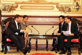 胡志明市领导会见英国首相贸易特使