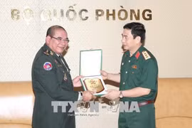 越南人民军总参谋长会见柬埔寨王国皇家武装最高指挥部副联合参谋长