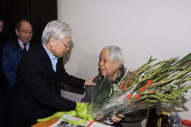 阮富仲和陈大光登门拜访前越共中央总书记杜梅并向其祝寿