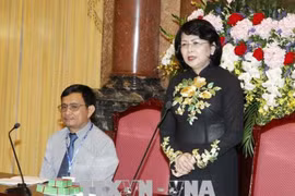 国家副主席邓氏玉盛会见昆嵩省革命有功者代表团