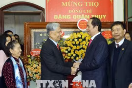 国家主席陈大光向邓君瑞中将祝寿