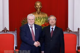 越共中央常务书记处书记陈国旺会见公正俄罗斯党代表团
