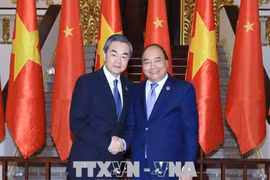 越南政府总理阮春福会见中国外交部长王毅