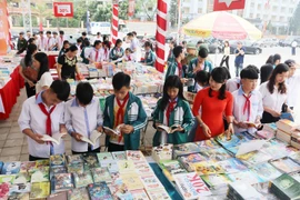 2018年雄王忌日与雄王庙庙会：“祖地”图书节与艺术图片展正式开幕