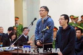 郑春青及其同案犯案件一审：郑春青否认贪污罪行 丁罗升承认犯有错误