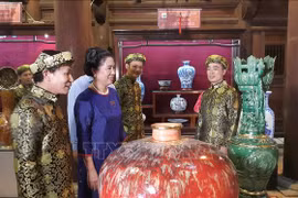 庆祝首都河内解放64周年：“河内心中的缽場陶瓷色彩”展会在文庙国子监开展