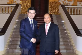 阮春福会见中国香港政府商务及经济发展局局长邱腾华