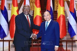 越南政府总理阮春福会见古巴共和国国务委员会第一副主席兼第一副部长会议