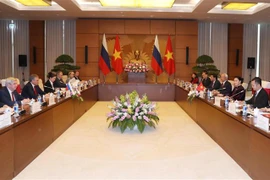 越南国会主席与俄罗斯国家杜马主席举行会谈