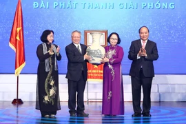 越南政府总理阮春福向越南之声广播电台授予人民武装力量英雄称号