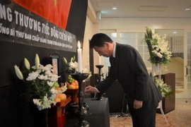 原越共中央总书记杜梅吊唁仪式在日本举行