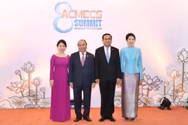 阮春福总理及夫人与泰国总理巴育及夫人。（图片来源：越通社）