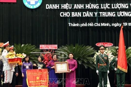 阮氏金银向中央南方局民医委员会授予人民武装力量英雄称号