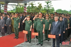 河静省为在老挝牺牲的越南志愿军遗骨举行追悼会