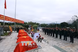 在老挝战场牺牲的越南志愿军烈士遗骸安葬仪式举行