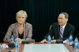 德国左派党代表团对越南橙剂受害者表示同情
