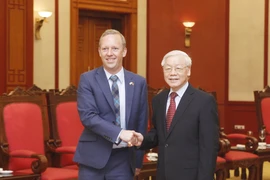 越共中央总书记阮富仲会见英国新任驻越大使