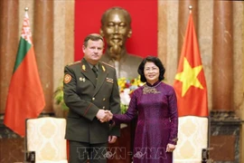 邓氏玉盛会见白俄罗斯国防部长拉夫科夫