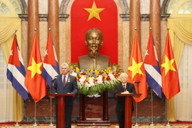 阮富仲与古巴国务委员会主席兼部长会议主席迪亚斯-卡内尔共同会见记者