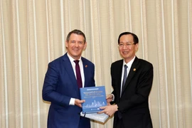 黎清廉会见澳大利亚北领地首席部长