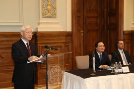越共中央总书记阮富仲出席第二次越匈高校校长会议