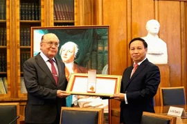 越南向莫斯科罗蒙诺索夫国立大学授予友谊勋章