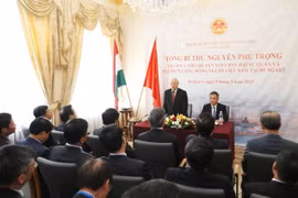 越共中央总书记阮富仲会见越南驻匈大使馆工作人员和旅匈越侨代表 