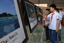 “黄沙与长沙归属越南—— 历史依据和法律证据”的地图和资料展在北件省举行